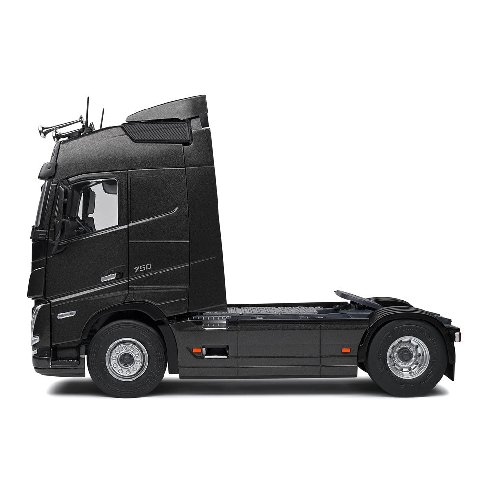 Miniature Volvo FH16 Globetrotter Truck Scale 1:24 Solido S2400102